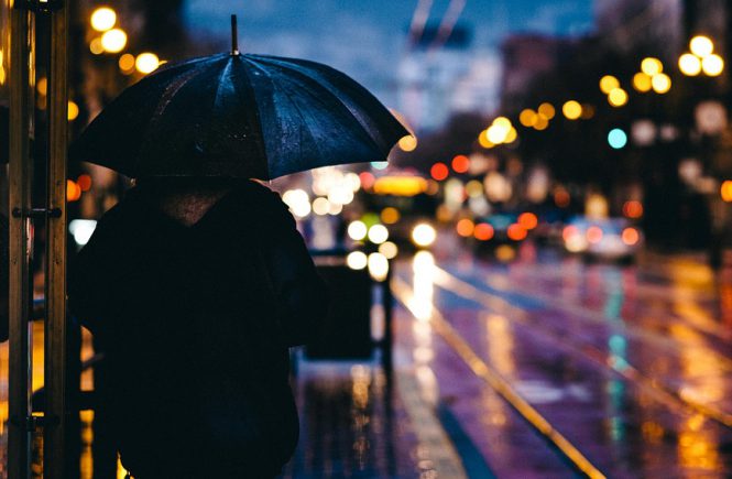 Cover Foto Tränen. Mensch im Regen im Abendlicht der Stadt.